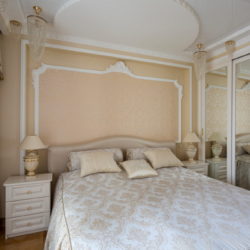 Оформление спальни в классическом стиле в светлых тонах (60+ фото)