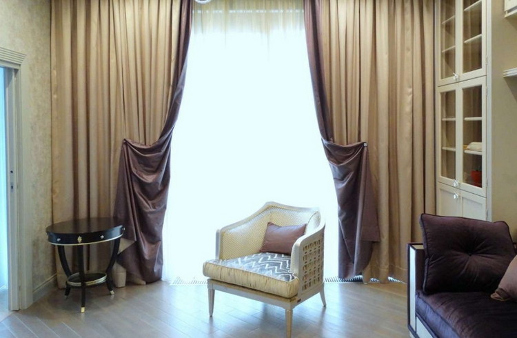 Стильные шторы для уютной гостиной в современном стиле — самые интересные варианты